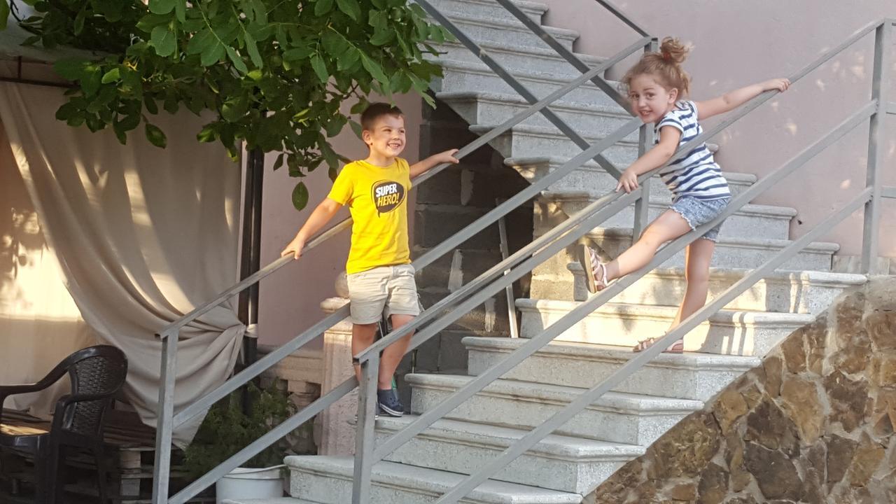 Guest House Elene กอริ ภายนอก รูปภาพ